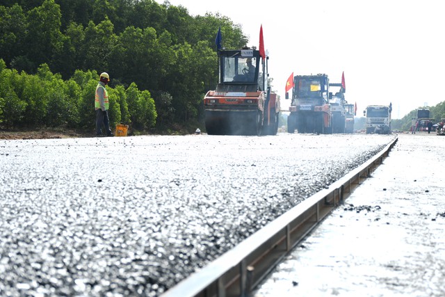 Cận cảnh trải thảm nhựa đầu tiên trên tuyến cao tốc Biên Hòa - Vũng Tàu- Ảnh 4.