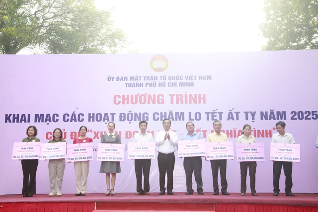 TP HCM khai mạc các hoạt động chăm lo Tết Ất Tỵ 2025- Ảnh 1.