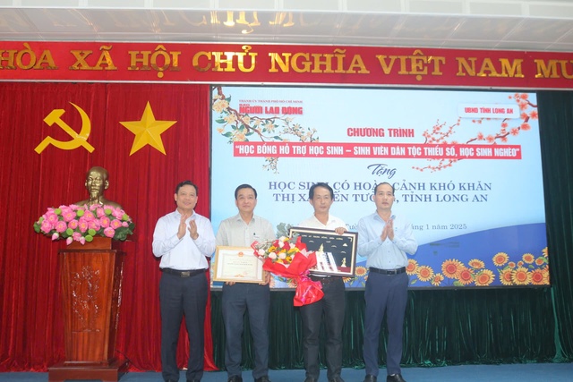 VIDEO: Tặng 200 suất hỗ trợ học bổng đến học sinh vùng biên Long An- Ảnh 9.