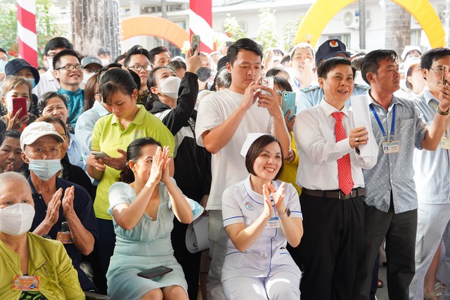 Có một đường hoa đẹp bên trong Bệnh viện Chợ Rẫy- Ảnh 2.