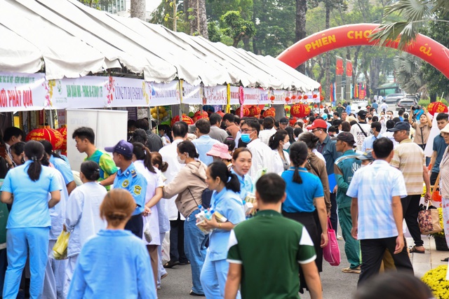 Xúc động phiên chợ Tết giữa TP HCM và Hà Nội, "người mua và người bán" đều đặc biệt - Ảnh 4.