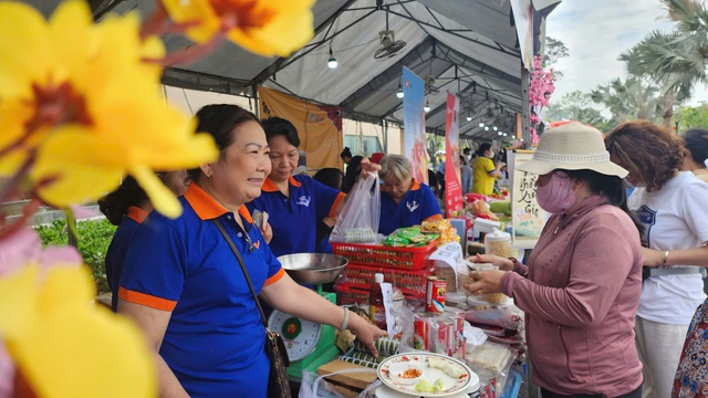 Xúc động phiên chợ Tết giữa TP HCM và Hà Nội, "người mua và người bán" đều đặc biệt - Ảnh 1.