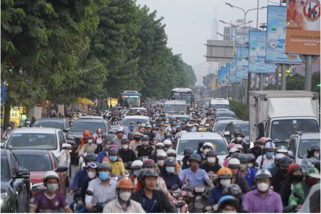 Nguy cơ ùn tắc sân bay Tân Sơn Nhất: Dùng xe buýt đưa khách ra trạm trung chuyển- Ảnh 1.