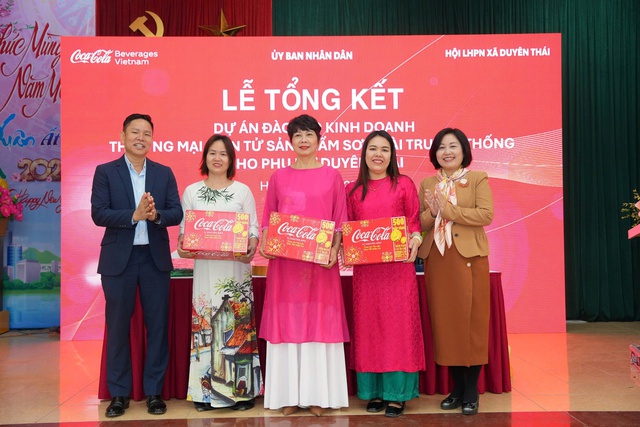 Coca-Cola Việt Nam đưa thương mại điện tử đến làng nghề sơn mài Hạ Thái- Ảnh 1.