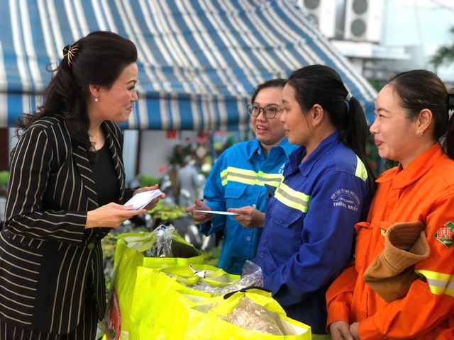 Nữ công nhân môi trường bất ngờ được mời thưởng thức bánh tét, dưa hấu- Ảnh 1.