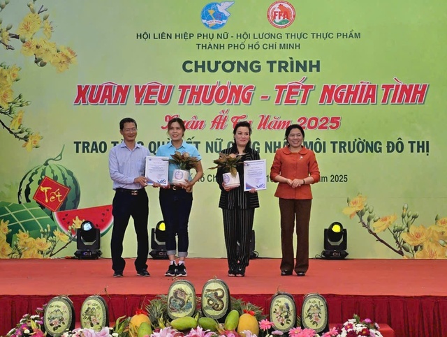 Nữ công nhân môi trường bất ngờ được mời thưởng thức bánh tét, dưa hấu- Ảnh 3.