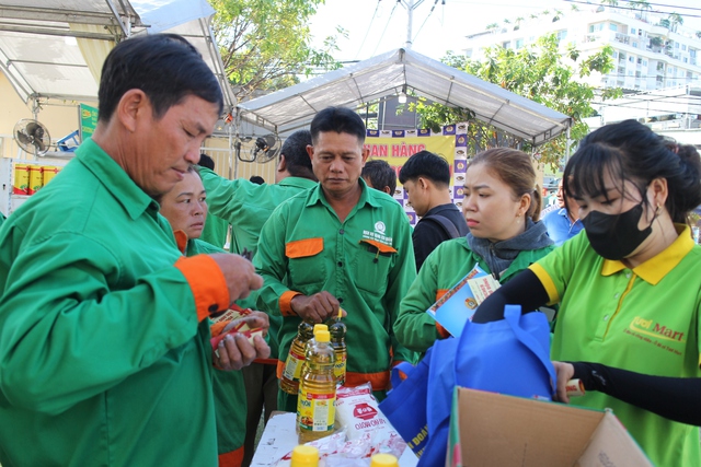 Người lao động động khó khăn hạnh phúc khi nhận quà, phiếu mua hàng- Ảnh 4.