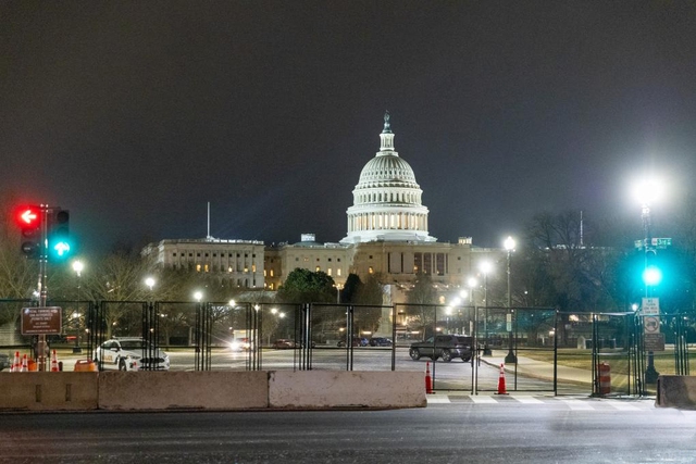 Tòa nhà Quốc hội được bao quanh bởi hàng rào an ninh tại thủ đô Washington - Mỹ trước lễ nhậm chức của ông Donald TrumpẢnh: Tân Hoa Xã