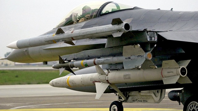 Tiêm kích F-16C mang theo tên lửa AIM-120 AMRAAM. Ảnh: TWZ