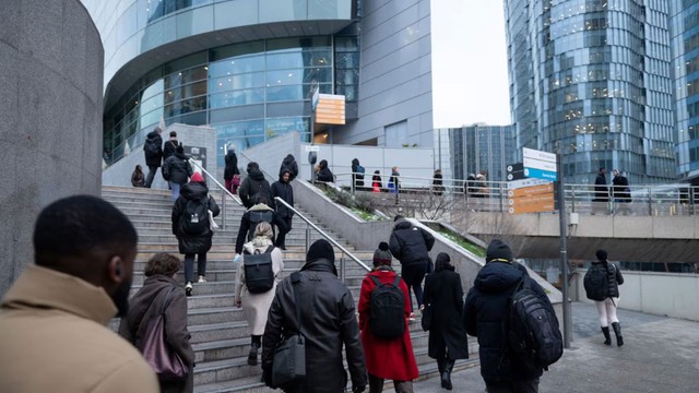 Người dân qua lại ở khu thương mại La Defense tại thủ đô Paris - Pháp. Ảnh: BLOOMBERG