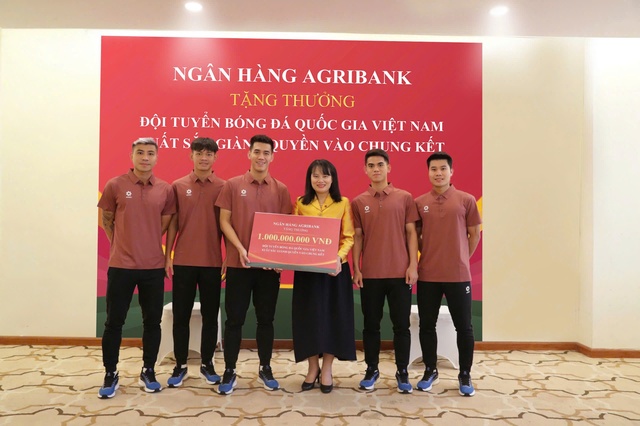 Agribank tặng 1 tỉ đồng cho đội tuyển Bóng đá Quốc gia Việt Nam- Ảnh 2.