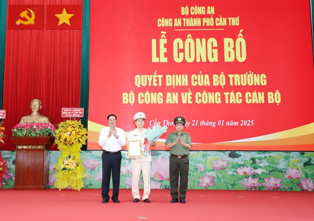 Cần Thơ: Công bố quyết định của Bộ trưởng Bộ Công an về công tác cán bộ- Ảnh 1.