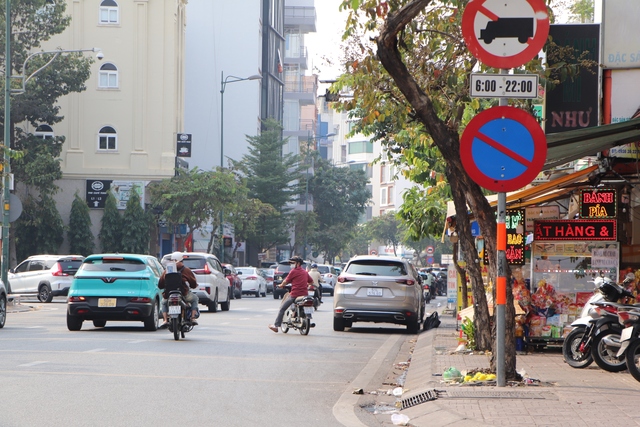 Clip: Ô tô thản nhiên dừng, đậu xung quanh khu vực gần sân bay Tân Sơn Nhất - Ảnh 6.