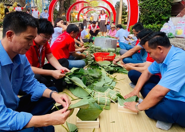 Lãnh đạo đến tận nhà trọ thăm hỏi, công nhân xúc động - Ảnh 5.