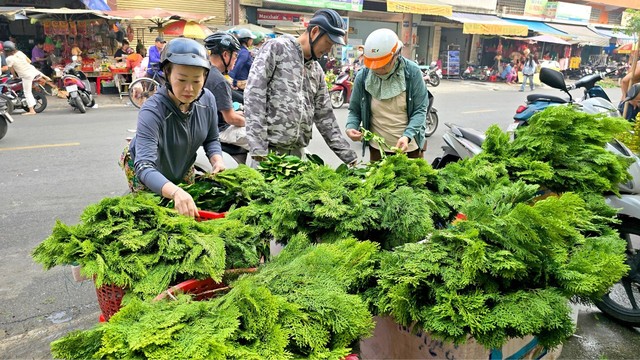 Người Hoa ở TP HCM mua mía để ông Táo bắc thang về Trời- Ảnh 9.