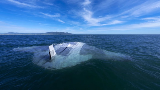 "Cá đuối" Manta Ray di chuyển sát mặt nước khi tham gia lặn thử nghiệm ngoài khơi bờ biển Nam California, Mỹ. Ảnh: Northrop Grumman