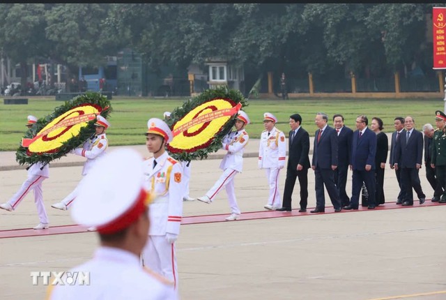 Lãnh đạo Đảng, Nhà nước vào Lăng viếng Chủ tịch Hồ Chí Minh- Ảnh 1.