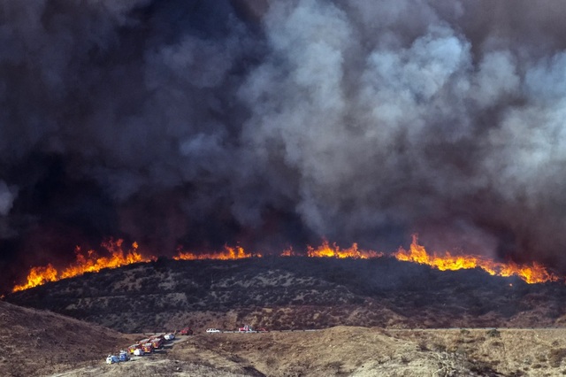 Đám cháy Hughes bùng phát ở Castaic vào ngày 22-1. Ảnh: Los Angeles Daily News/SCNG