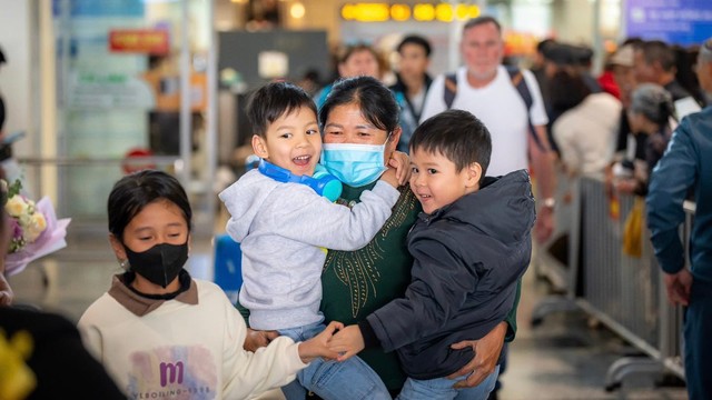 Nụ cười đoàn viên tại sân bay trong ngày cao điểm Tết- Ảnh 4.