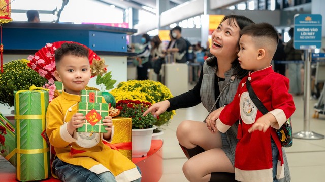 Nụ cười đoàn viên tại sân bay trong ngày cao điểm Tết- Ảnh 16.