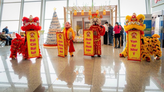 Nụ cười đoàn viên tại sân bay trong ngày cao điểm Tết- Ảnh 10.