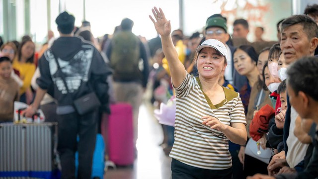 Nụ cười đoàn viên tại sân bay trong ngày cao điểm Tết- Ảnh 1.