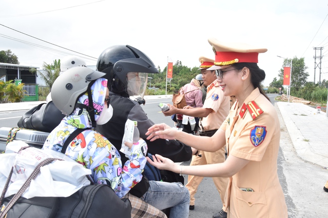 VIDEO: Mát lòng người dân miền Tây trên đường về quê đón Tết - Ảnh 7.