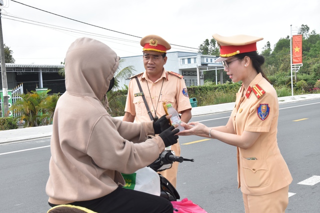 VIDEO: Mát lòng người dân miền Tây trên đường về quê đón Tết - Ảnh 11.