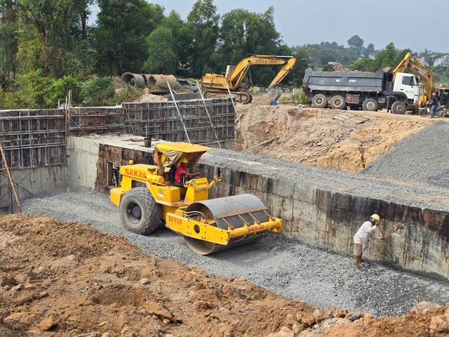 Công trường ngày cận Tết ở Bình Dương- Ảnh 10.