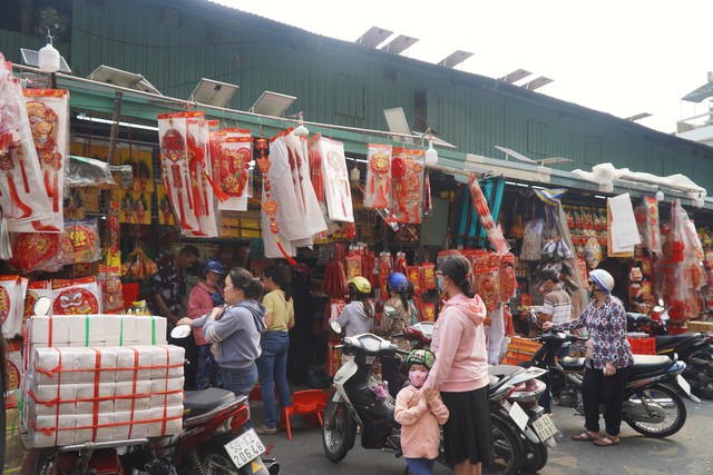 VIDEO: Chợ vàng mã TP HCM tấp nập nhưng tiểu thương vẫn than ế- Ảnh 1.