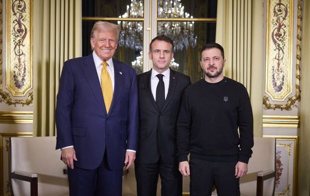 Từ trái qua: Ông Donald Trump (khi đó chưa nhậm chức tổng thống Mỹ), Tổng thống Pháp Emmanuel Macron và Tổng thống Ukraine Volodymyr Zelensky. Ảnh: RBC-Ukraine