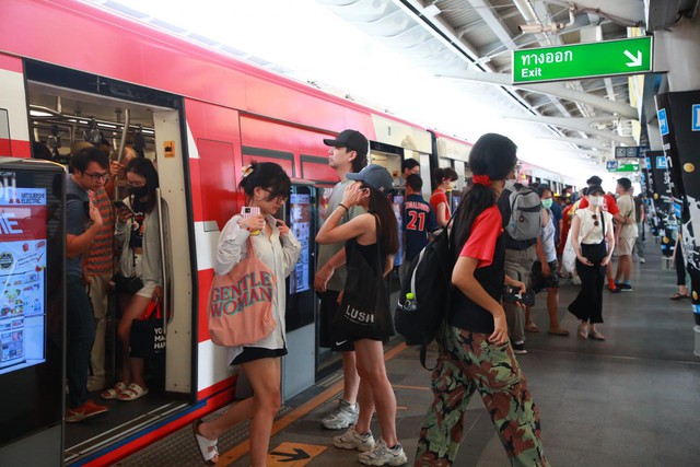 All aboard: Commuters enjoy free electric train rides yesterday. The free ride policy, starting yesterday and running until Jan 31, is part of the government's measures to combat PM2.5 air pollution.  Please credit and share this article with others using this link: https://www.bangkokpost.com/thailand/general/2947510/air-pollution-hits-regional-agenda. View our policies at http://goo.gl/9HgTd and http://goo.gl/ou6Ip. © Bangkok Post PCL. All rights reserved.