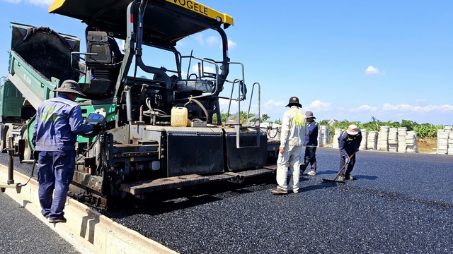 Cận cảnh cao tốc Biên Hòa - Vũng Tàu sau khi thảm lớp nhựa đầu tiên- Ảnh 3.