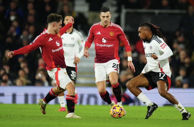 Trung vệ lập công, Man United thoát hiểm tại Craven Cottage- Ảnh 1.