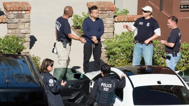 Cảnh sát Mỹ đột kích Mission Viejo, California, nơi được cho là có hoạt động "du lịch sinh đẻ". Ảnh: NBC News