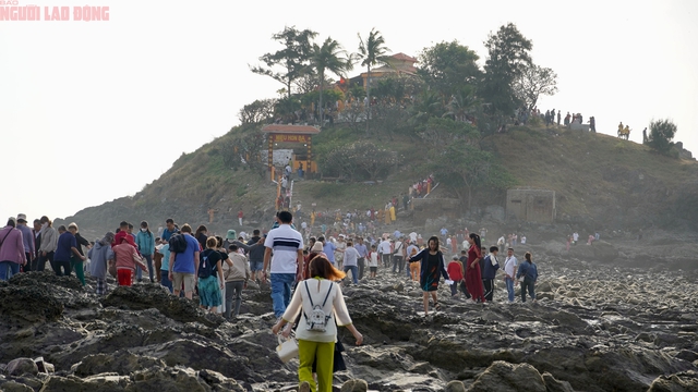 Dòng người nối dài "vượt biển" viếng miếu Hòn Bà sáng mùng 1 Tết- Ảnh 10.