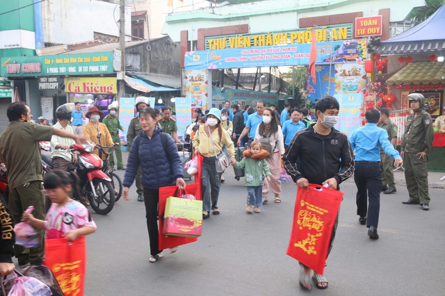 Bình Dương chăm lo Tết chu đáo cho người lao động xa quê- Ảnh 2.