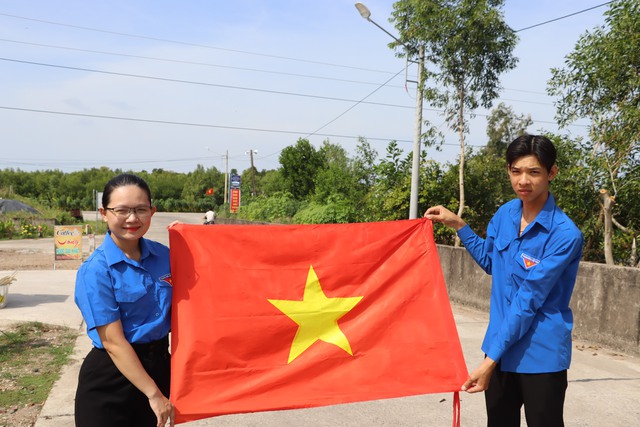 VIDEO: "Đường cờ Tổ quốc" ở Cà Mau rực rỡ ngày Xuân- Ảnh 3.