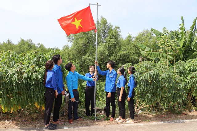 VIDEO: "Đường cờ Tổ quốc" ở Cà Mau rực rỡ ngày Xuân- Ảnh 5.