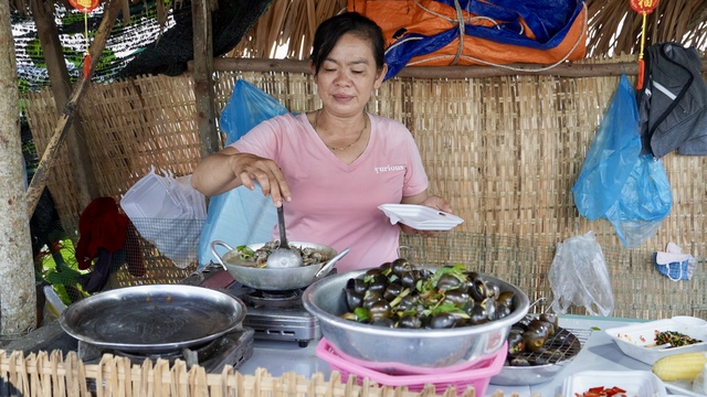 Khách nườm nượp đổ về “chợ quê giữa cánh đồng” dịp Tết - Ảnh 6.