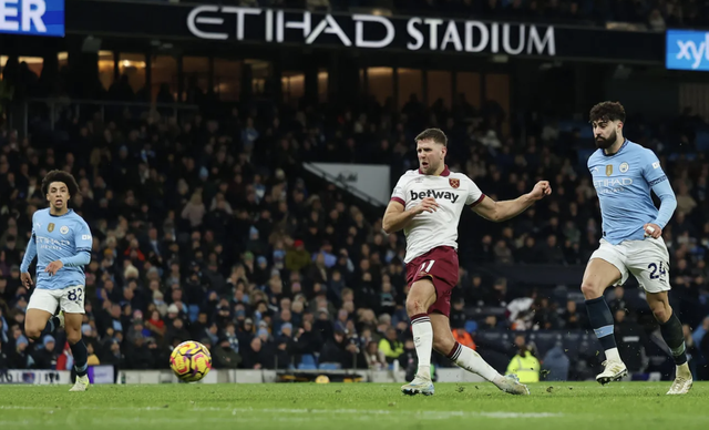 "Quái thú" tái xuất, Man City mở đại tiệc bàn thắng tại Etihad- Ảnh 4.