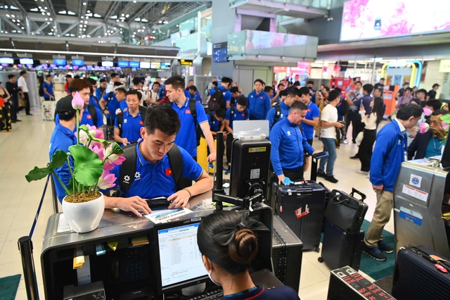 Xuân Son nằm cáng lên máy bay cùng Đội tuyển Việt Nam về nước- Ảnh 2.