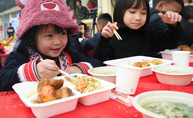 Chi Pu đi cùng “CHIN-SU Một Triệu bữa cơm có thịt” mang Tết tưng bừng đến vùng cao- Ảnh 10.