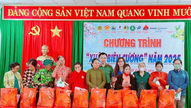 Báo Người Lao Động trao tặng cờ Tổ quốc, học bổng cho học sinh thiểu số ở Bình Phước- Ảnh 7.