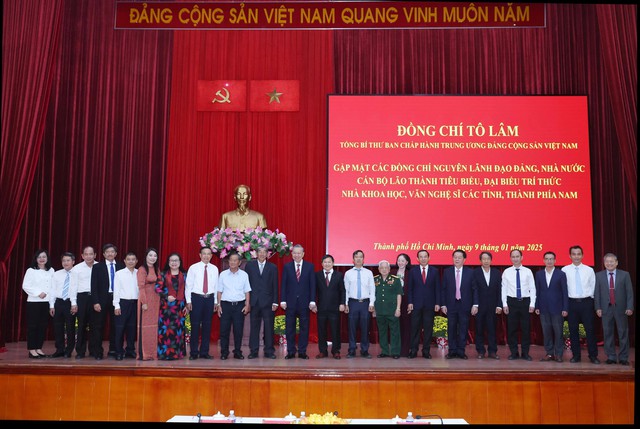 Tổng Bí thư Tô Lâm gặp mặt nguyên lãnh đạo, đại biểu trí thức, nhà khoa học, văn nghệ sĩ phía Nam- Ảnh 2.