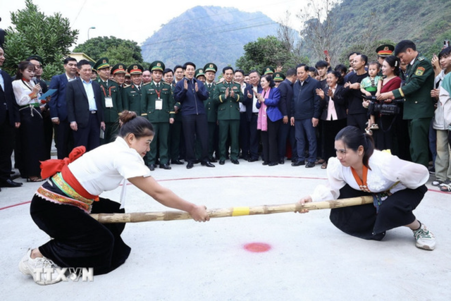 Chủ tịch nước Lương Cường gói bánh chưng khi thăm Lai Châu, dự "Xuân biên phòng ấm lòng dân bản"- Ảnh 5.