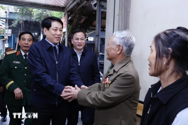 Chủ tịch nước Lương Cường gói bánh chưng khi thăm Lai Châu, dự "Xuân biên phòng ấm lòng dân bản"- Ảnh 6.