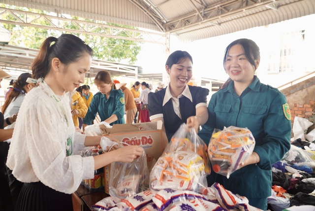 Báo Người Lao Động trao tặng cờ Tổ quốc, học bổng cho học sinh thiểu số ở Bình Phước- Ảnh 5.