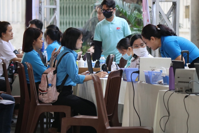 Hơn 200 tình nguyện viên tham gia hiến những "Giọt máu nghĩa tình"- Ảnh 1.