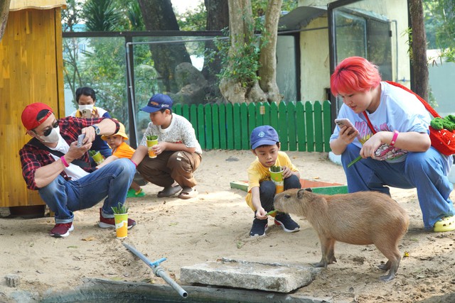 VIDEO: "Nựng" capybara ngoài đời thật tại Thảo Cầm Viên- Ảnh 4.